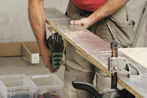 Sokkel til kjøkken: Sokkelen tas fra hverandre, så du kan skjære langs strekene med en stikksag Sokkel til kjøkken: Sokkelen tas fra hverandre, så du kan skjære langs strekene med en stikksag